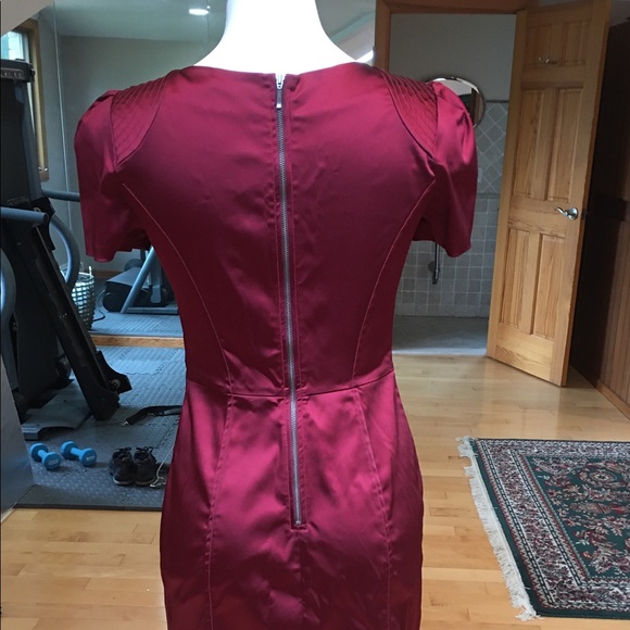 Wine colored form fitting dress - Picture 13 of 16
